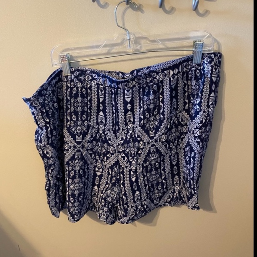 Patterned Flowy shorts - Picture 2 of 3